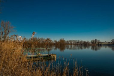 Güneşli bir gün doğumu sabahı, Budweis şehrinin yakınlarındaki Güney Bohemya 'daki göletlerin yakınlarındaki dondurucu soğuk bir yerde.