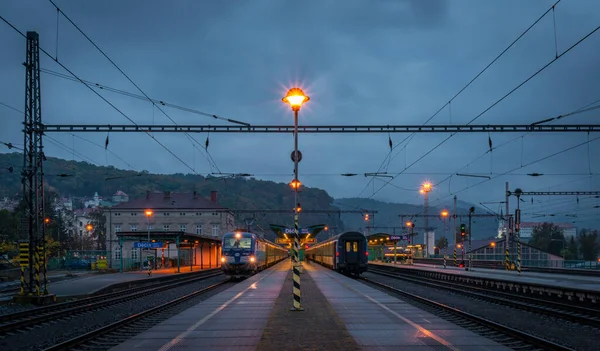 Decin Estación Plataforma Azul Oscuro Noche Nublada Con Trenes — Foto de Stock