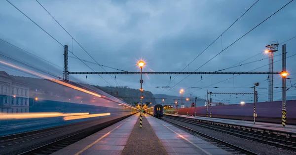 Decin Station Auf Dem Bahnsteig Blau Dunkel Bewölkt Abend Mit — Stockfoto