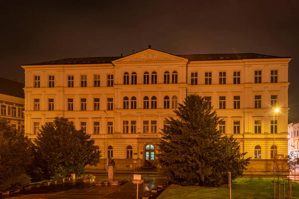 Здание Гимназии Темный Осенний Вечер Городе Дечин Севере Чехии — стоковое фото
