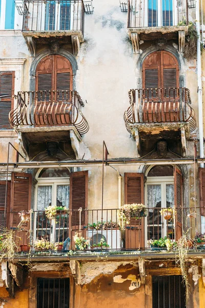 Verona Italia Finestre Vecchio Palazzo Piazza Delle Erbe — Foto Stock