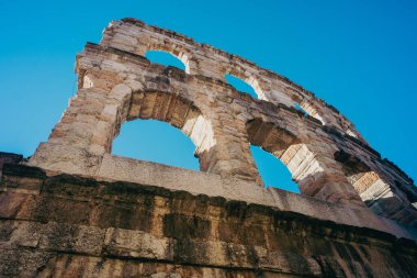 Verona, İtalya - Antik Roma Arenasının mimari detayları güneşli bir sabahta