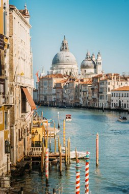 Venedik İtalya - 28 Şubat 2022 - Büyük Kanal Panoraması güneşli bir günde Accademia Köprüsü 'nden alındı