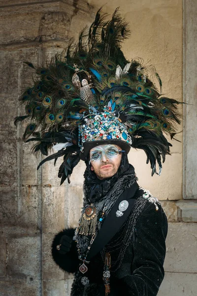 Venedig Italien Februari 2022 Masked Person Med Flamboyant Kostym Poserar — Stockfoto