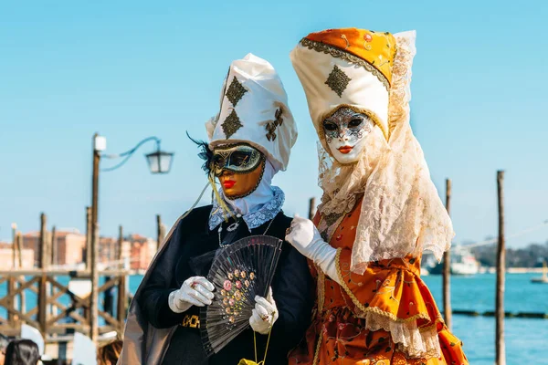 Benátky Itálie Února 2022 Maskovaní Lidé Okázalými Kostýmy Pózující Pro — Stock fotografie