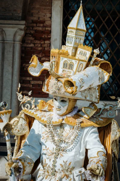 Venezia Febbraio 2022 Persona Mascherata Con Costume Sgargiante Posa Carnevale — Foto Stock