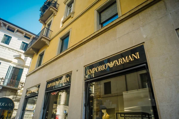意大利维罗纳 2022年2月8日 位于卡佩罗的Emporio Armani商店橱窗和标志 — 图库照片