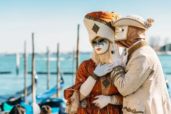 Venesia Italia Februari 2022 Orang Orang Bertopeng Dengan Kostum Flamboyan Stok Foto