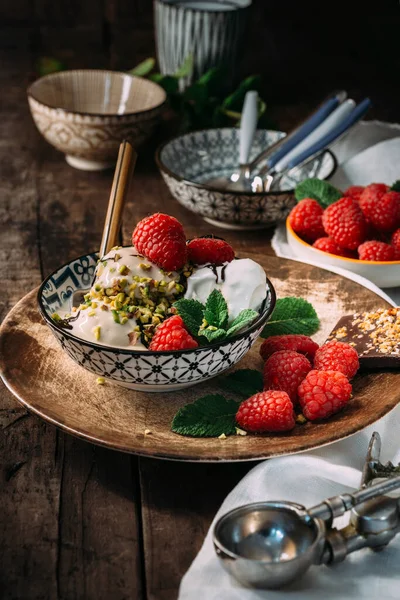 Hausgemachtes Eis Mit Schokolade Gehackten Pistazien Und Himbeeren — Stockfoto