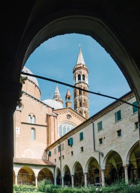 Padua, İtalya - 6 Eylül 2022: Padualı Aziz Anthony Kilisesi 'nin kubbeleri ve çan kulesi manzarası. Şehirdeki ana Katolik ibadethanelerinden biri..