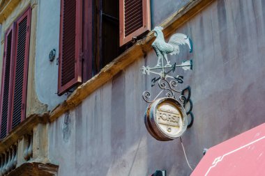 Volterra, Toskana - 12 Ağustos 2022: Duvarda asılı eski Forst bira tabelası