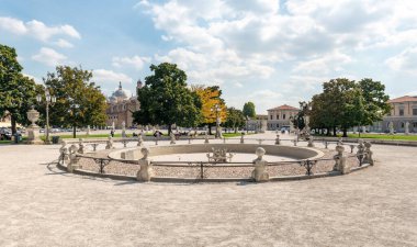 Padua, İtalya - 6 Eylül 2022: Prato della Valle Meydanı 'nda susuz çeşme