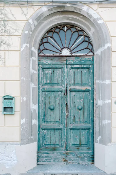 古代の家の古い青い扉 — ストック写真