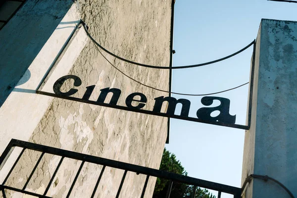 Starý Znak Cinema Budova Městě — Stock fotografie