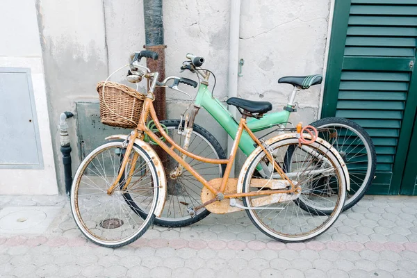 Bicicletas Velhas Cidade — Fotografia de Stock