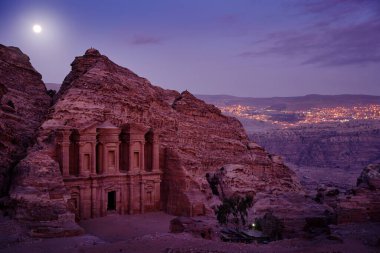 Taş Manastır kayada, Petra Ürdün 'de. Kızıl kaya pelerini. Petra Tarihi Manastırı - Gece boyunca dolunaylı Ad Deir Manastırı. Doğada akşam ışığı. Ürdün 'de seyahat, Asya' da Arabistan. 