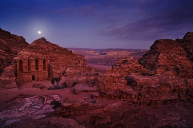 Petra Tarihi Manastırı - Gece boyunca dolunaylı Ad Deir Manastırı. Doğada akşam ışığı. Ürdün 'de seyahat, Asya' da Arabistan 'da seyahat. Taş Manastır kayada, Petra Ürdün 'de. Kızıl kaya pelerini.