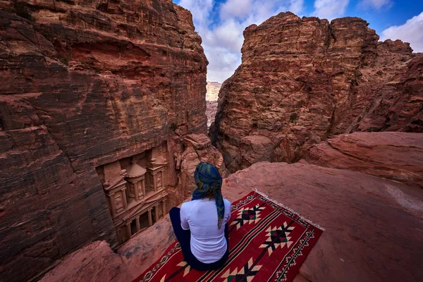 Woman Traveler Sitting Viewpoint Petra Ancient City Looking Treasury Khazneh — Stockfoto