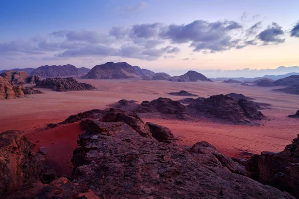 Wadi Rum Desierto Arena Roja Con Piedra Roca Anochecer Naranja — Foto de Stock