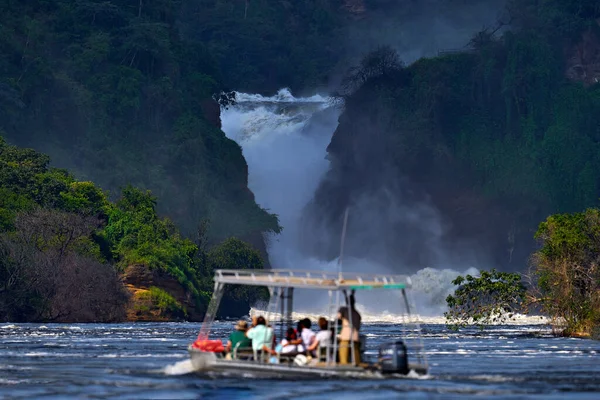 マーチソンの滝 ウガンダのビクトリアナイル川のKyoga湖とAlbert湖の間の滝 アフリカ川の風景 — ストック写真