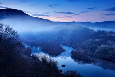 Arda Nehri 'nin doğuşu, Madzarovo, Bulgaristan, Doğu Rhodopes yakınlarında. Bulgaristan 'da yaz günü. Yeşil tepeli nehir manzarası. Balkan, Avrupa 'da seyahat. Sis sabahı vadisi.