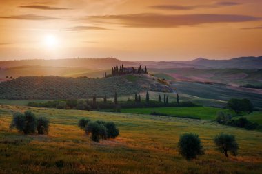 Toskana manzarası, İtalya 'da Pienza. Doğada bahar günü. Güneş gökyüzünde, sabah.