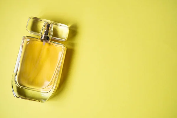 Close Bottle Perfume Yellow Background Top View Elegant Laconic Composition — Stock Photo, Image