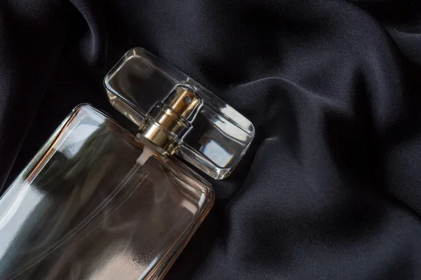 Zamknąć Butelkę Perfum Czarnym Tle Widok Góry Eleganckiej Lakonicznej Kompozycji — Zdjęcie stockowe