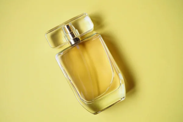 Widok Góry Butelki Perfum Żółtym Tle Top View Elegancki Lakoniczny — Zdjęcie stockowe