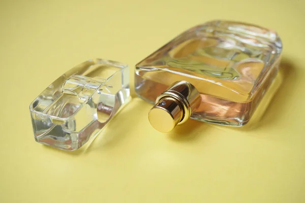 Zamknąć Butelkę Perfum Żółtym Tle Widok Góry Elegancki Lakoniczny Skład — Zdjęcie stockowe