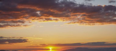Günbatımında sarı ve turuncu bulutlar. dramatik gökyüzü arkaplanı 