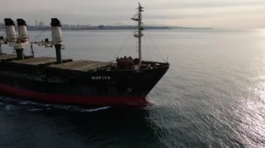 Kargo gemisi ithalat ve ticari lojistik, lojistik ve uluslararası konteyner gemisinin açık denizde nakliyesi insansız hava aracından havadan çekilen görüntüler., 