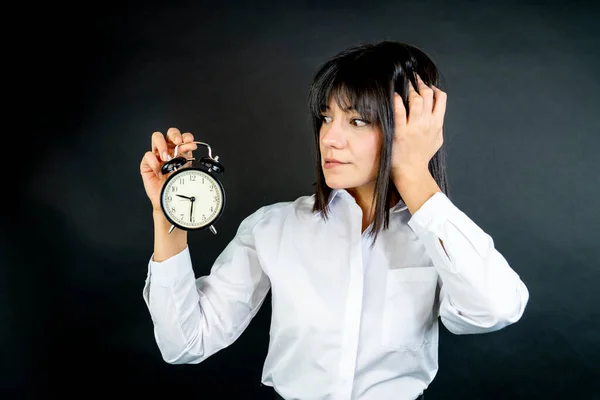 Wanita Bisnis Memegang Jam Alarm — Stok Foto