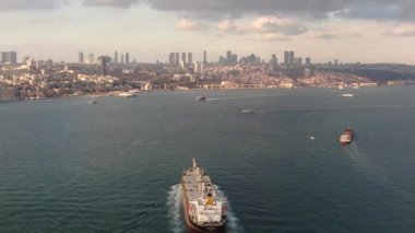 Kargo gemisi ithalat ve ticari lojistik, lojistik ve uluslararası konteyner gemisinin açık denizde nakliyesi insansız hava aracından havadan çekilen görüntüler., 