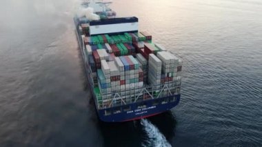 Kargo gemisi ithalat ve ticari lojistik, lojistik ve uluslararası konteyner gemisinin açık denizde nakliyesi insansız hava aracından havadan çekilen görüntüler., 