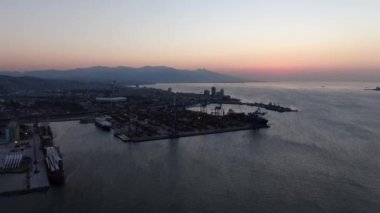 Nakliye, Dağıtım Deposu, Ticaret, Liman. Konteyner Kargo gemisinin lojistik ve taşımacılığı 