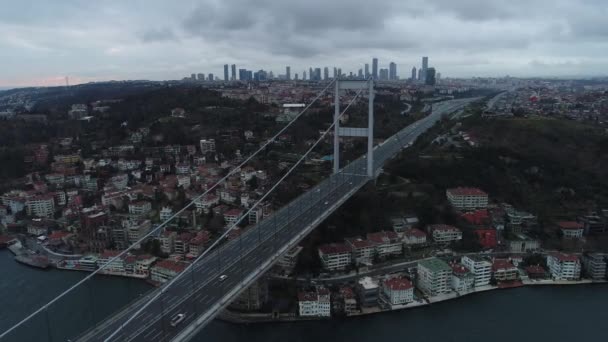 イスタンブールボスポラス橋 空から15 7月殉教者橋空中ビュー 吊橋車両の交通 — ストック動画