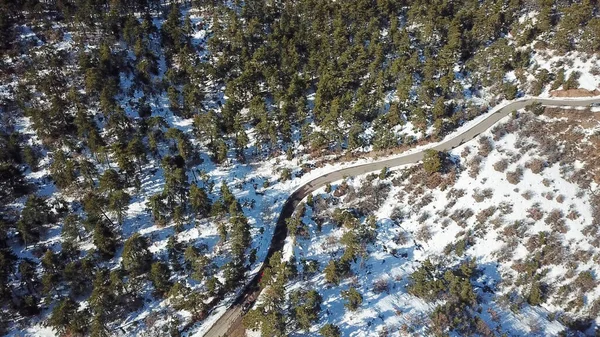 Vista Aérea Drone Estrada Curvy Montanha Nevada Bonita Inverno — Fotografia de Stock