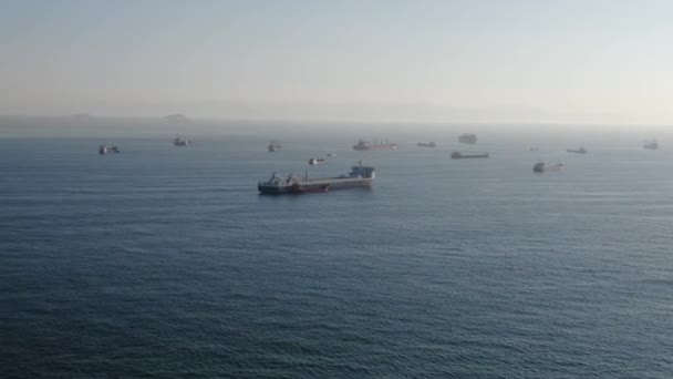 輸出入及び事業物流における貨物船 外洋における国際コンテナ貨物船の物流及び輸送 無人機からの空中発射 — ストック動画