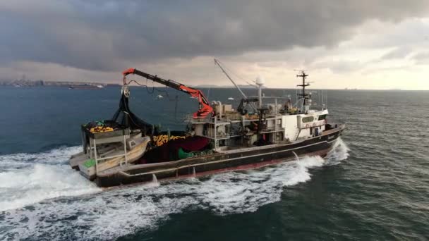 Independent Fisherman Managing Trawl Net Fishing Boat — Vídeos de Stock