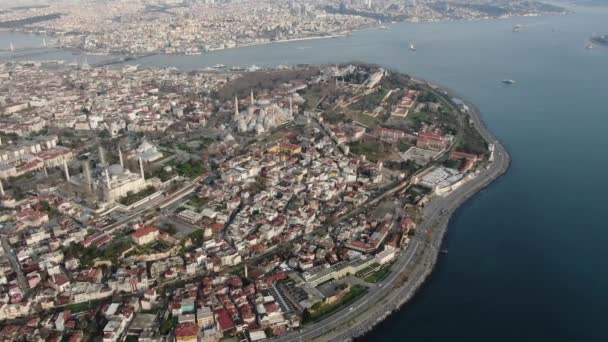İstanbul, Türkiye. Mavi Cami ile Sultanahmet ve Altın Boynuzlu Ayasofya (Ayasofya). Topkapı Sarayı hava görüntüsü