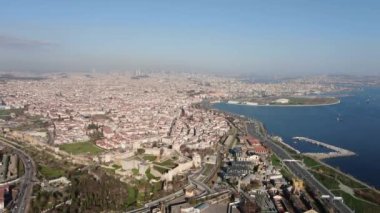İstanbul, Türkiye. Mavi Cami ile Sultanahmet ve Altın Boynuzlu Ayasofya (Ayasofya). Topkapı Sarayı hava görüntüsü