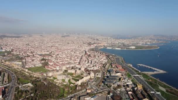 トルコのイスタンブール 青いモスクと黄金の角を持つハギア ソフィア Aayasofya とスルタナハメット トプカピ宮殿の空中風景 — ストック動画