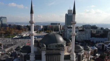 Taksim Camii. İnsanlarla dolu Taksim Meydanı
