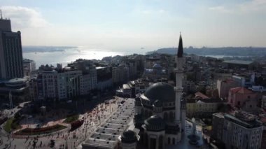 Taksim Camii. İnsanlarla dolu Taksim Meydanı