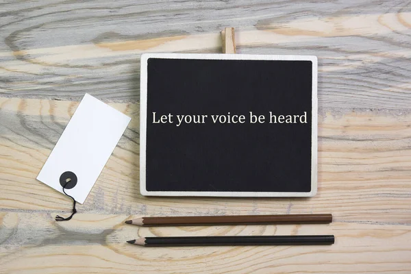 Biarkan Suara Anda Akan Terdengar Ditulis Bawah Kertas Robek — Stok Foto