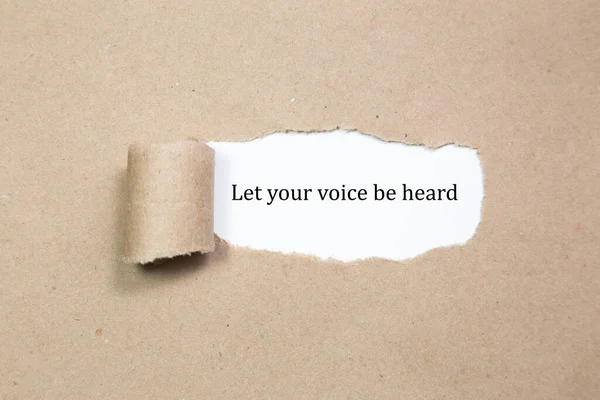 Biarkan Suara Anda Akan Terdengar Ditulis Bawah Kertas Robek — Stok Foto