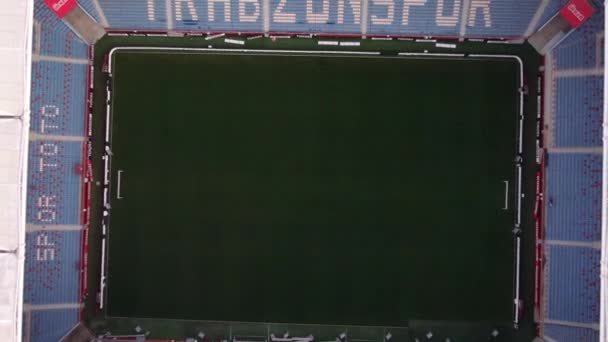 トルコリーグのサッカーチームのスタジアムビュー トラブゾンスポーツのスタジアムの空中ドローンビュー トラブゾントルコのスポーツ施設の場所 — ストック動画