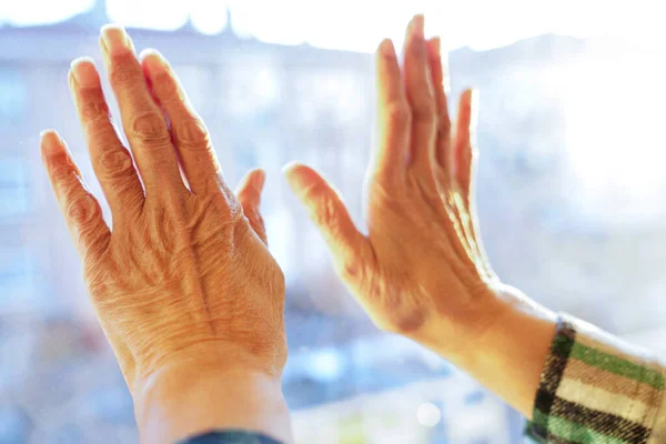 Vecchia Donna Appoggiando Mani Alla Finestra — Foto Stock