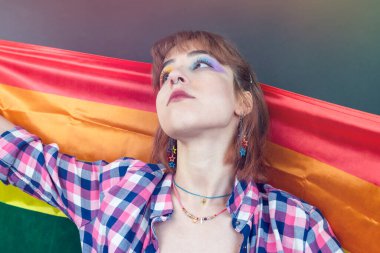 LGBT gururu. lgbt bayrağı taşıyan mutlu kadın  